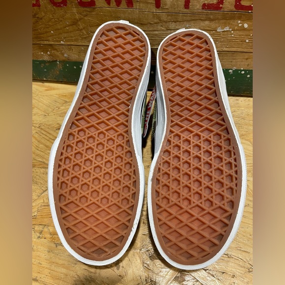 Brand new in box dead stock kids camo half cab. Suede and canvas combination. - Picture 4 of 5